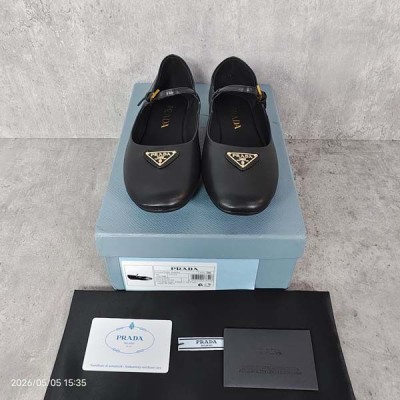 프라다 삼각 발레리나 레더